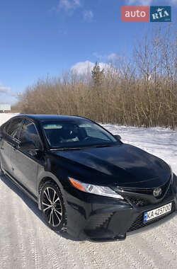 Седан Toyota Camry 2019 в Киеве