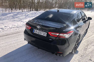 Седан Toyota Camry 2019 в Киеве