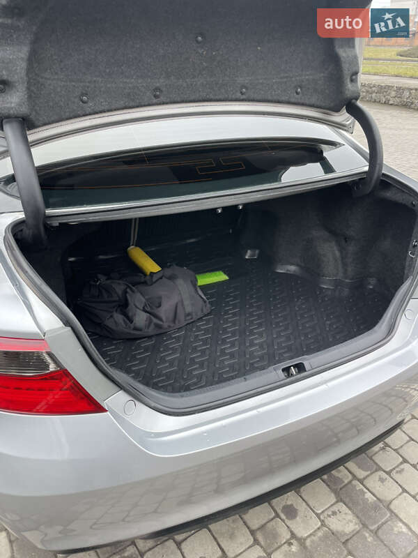 Седан Toyota Camry 2015 в Хмельницькому