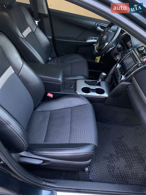 Седан Toyota Camry 2014 в Киеве