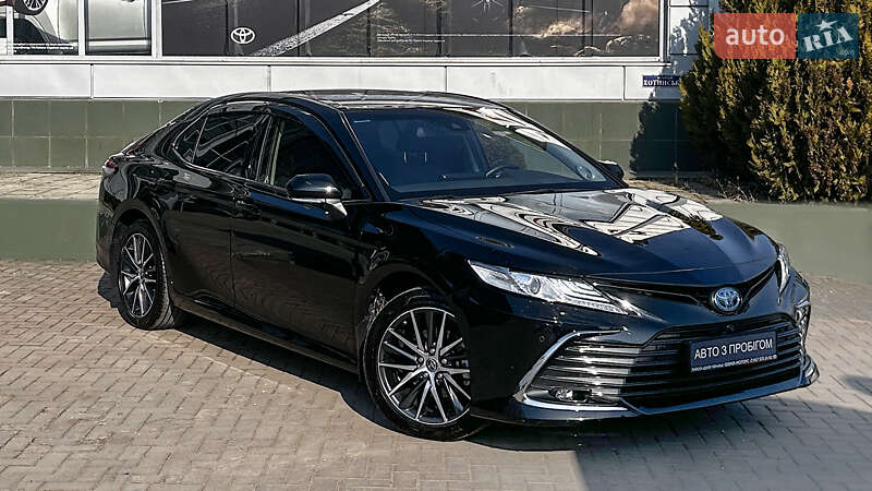 Седан Toyota Camry 2023 в Чернівцях