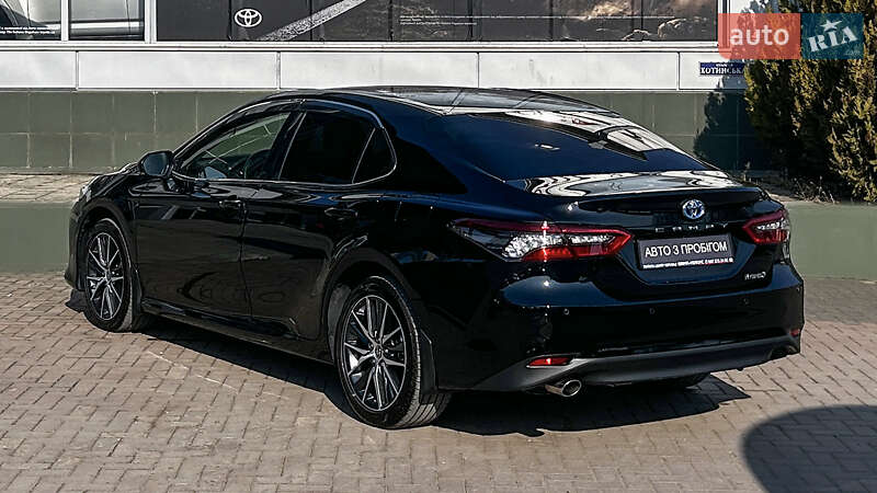 Седан Toyota Camry 2023 в Чернівцях