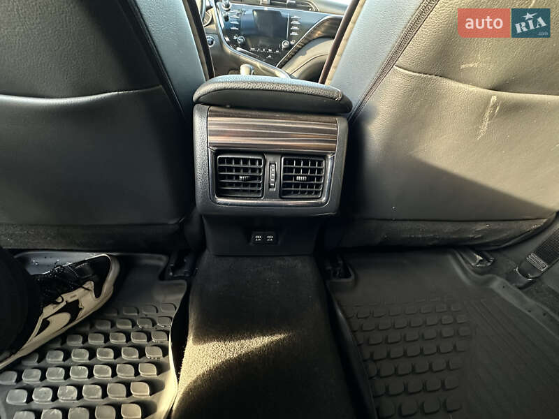 Седан Toyota Camry 2017 в Харькове