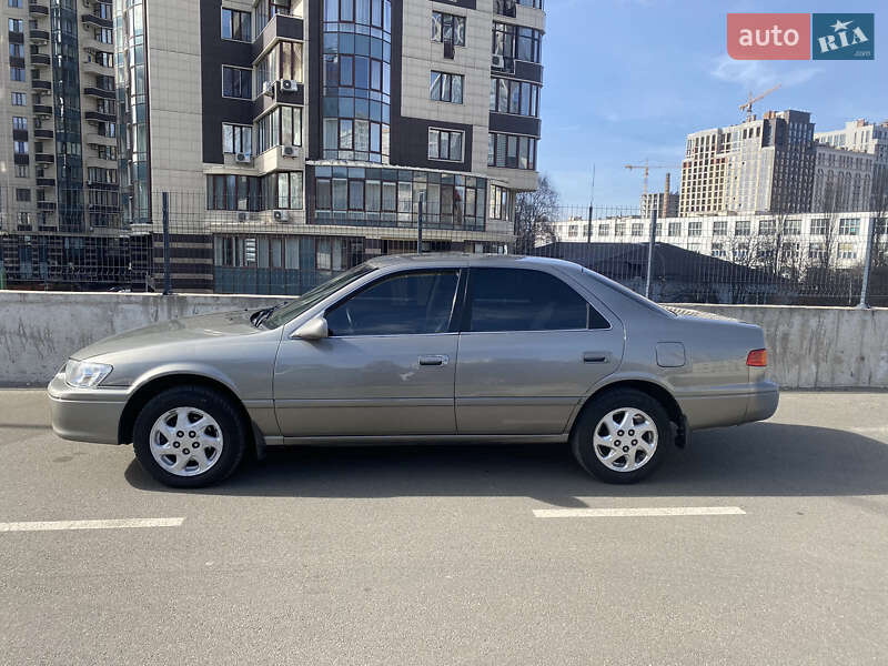 Седан Toyota Camry 2001 в Киеве