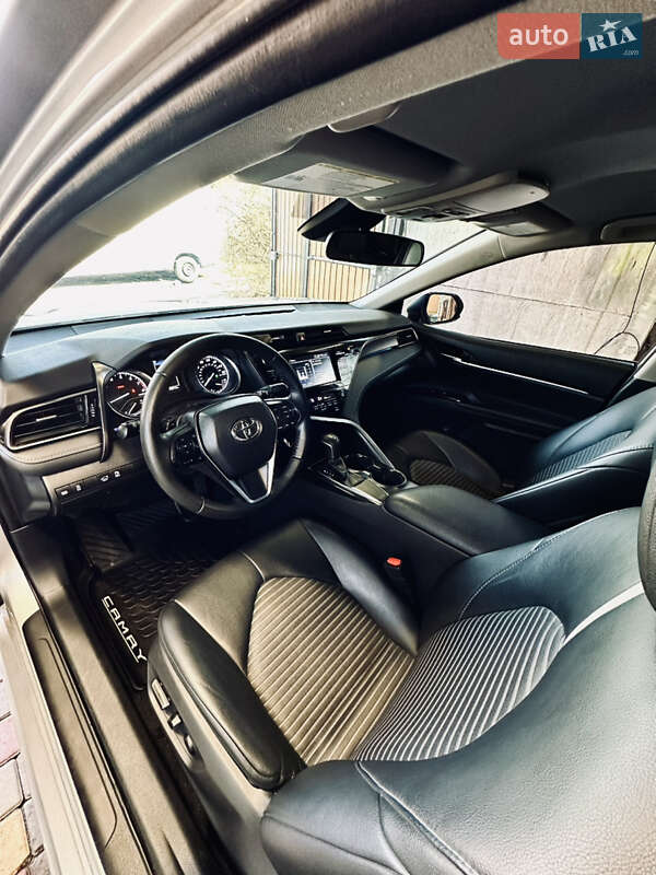 Седан Toyota Camry 2019 в Днепре