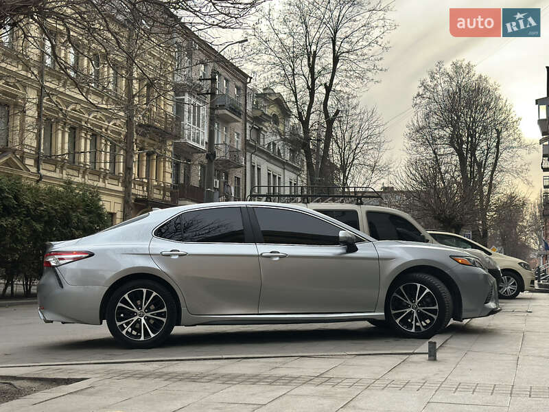 Седан Toyota Camry 2019 в Днепре