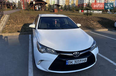 Седан Toyota Camry 2015 в Ровно