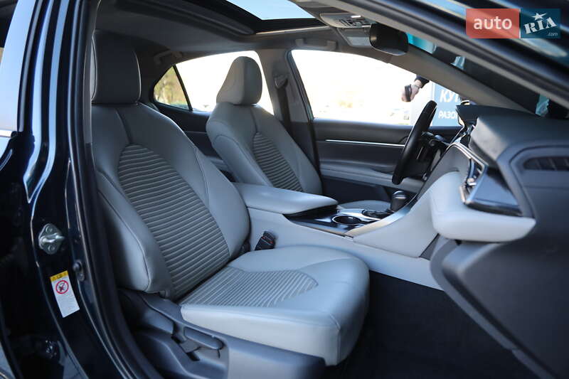 Седан Toyota Camry 2018 в Харькове