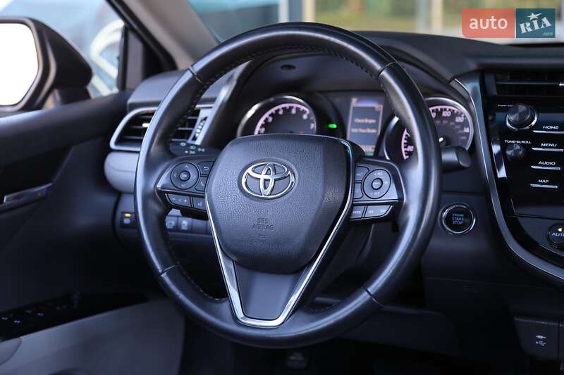 Седан Toyota Camry 2018 в Харькове