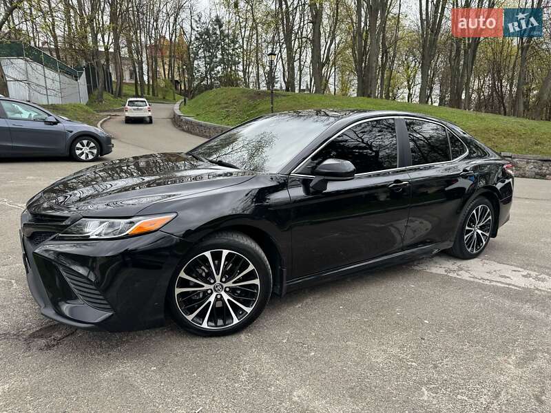 Седан Toyota Camry 2018 в Киеве