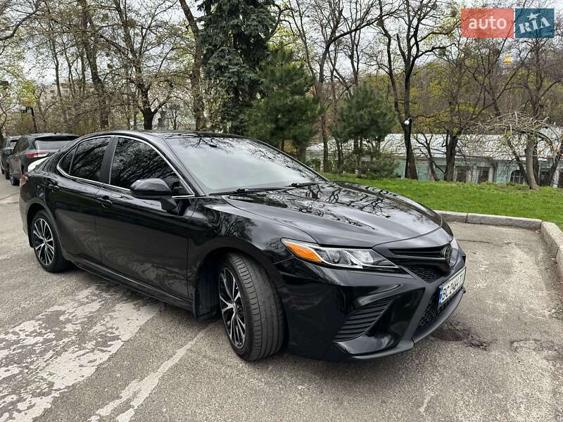 Седан Toyota Camry 2018 в Киеве