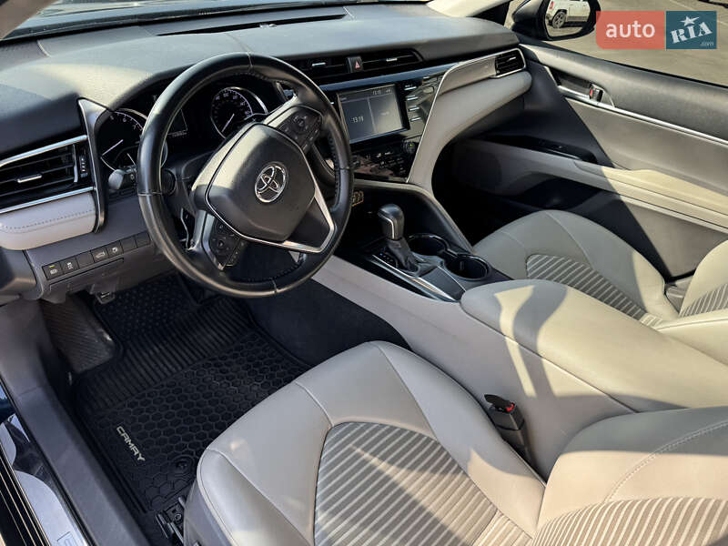 Седан Toyota Camry 2018 в Киеве
