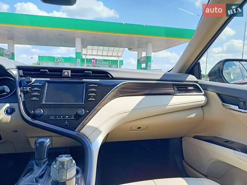 Седан Toyota Camry 2018 в Дніпрі