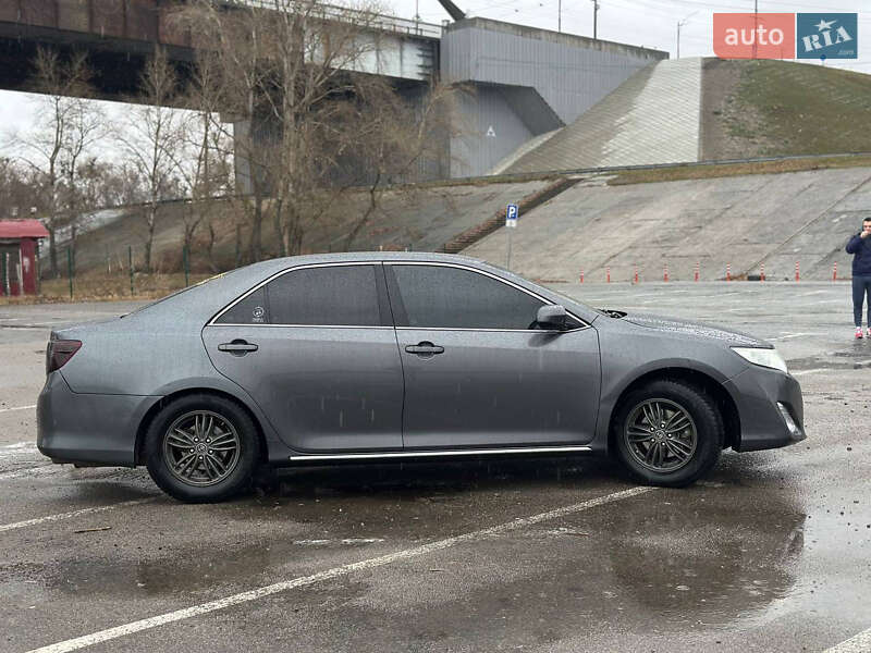 Седан Toyota Camry 2013 в Києві