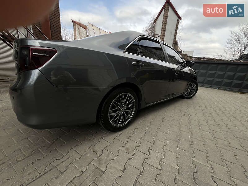 Седан Toyota Camry 2013 в Києві