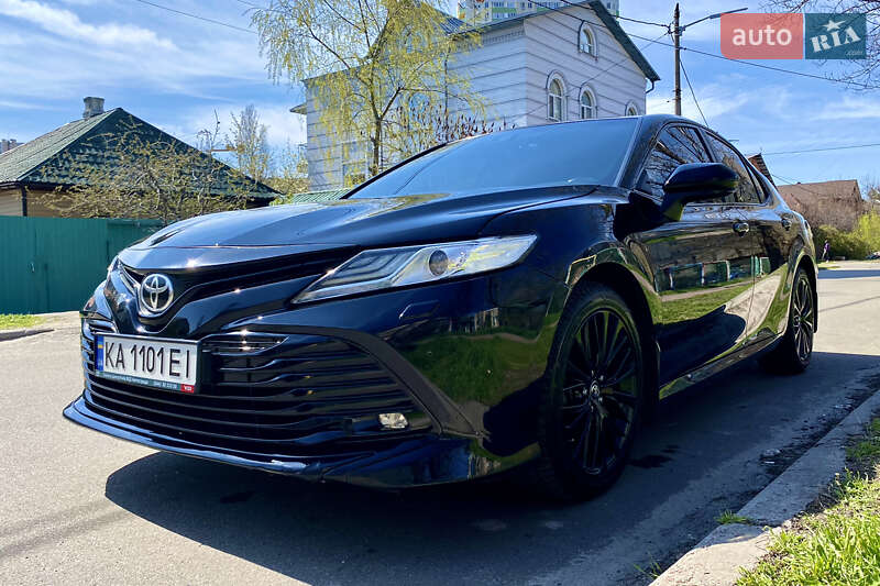 Седан Toyota Camry 2018 в Киеве