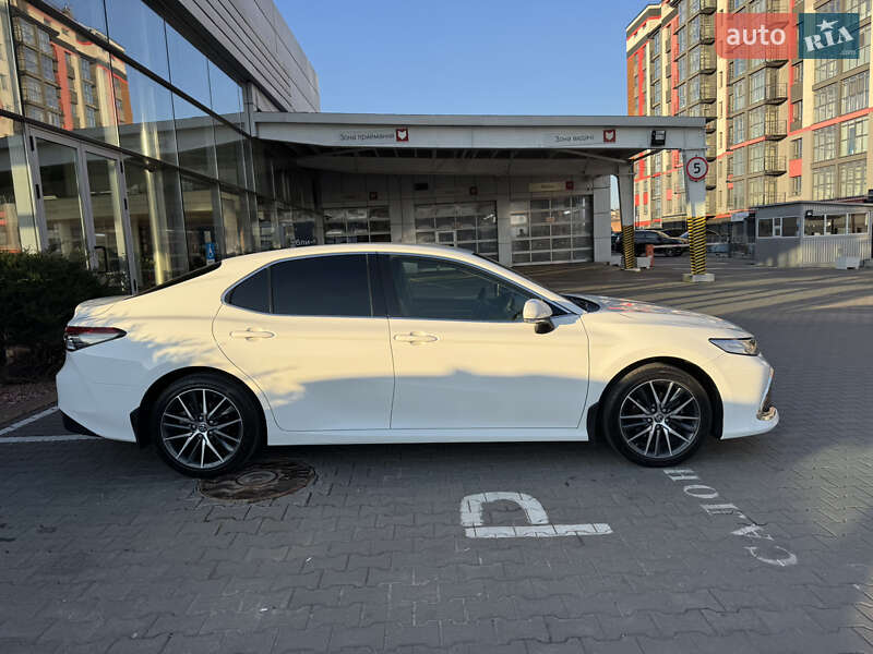 Седан Toyota Camry 2022 в Хмельницком