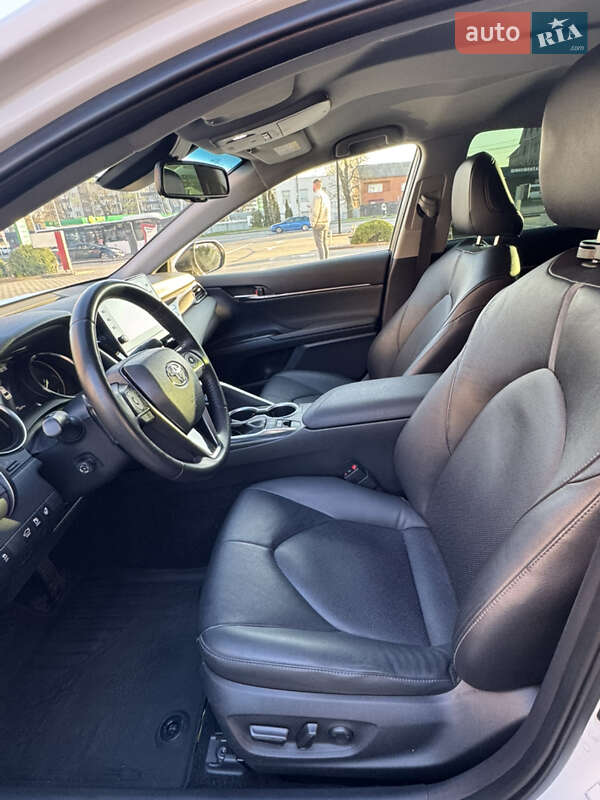 Седан Toyota Camry 2022 в Хмельницком