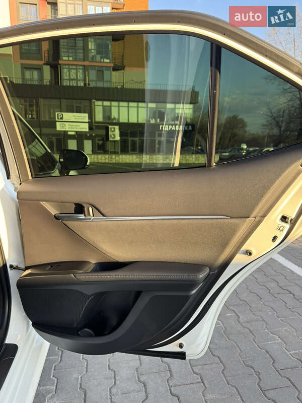 Седан Toyota Camry 2022 в Хмельницком