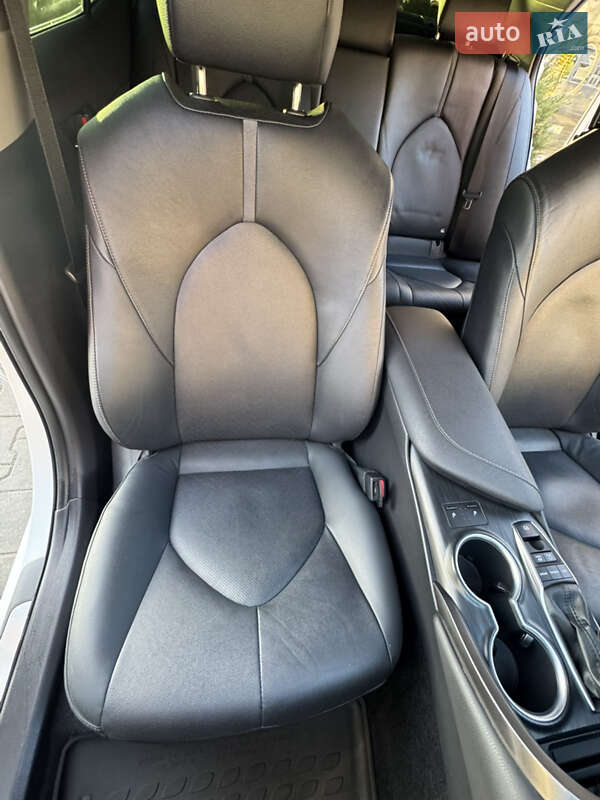 Седан Toyota Camry 2022 в Хмельницком