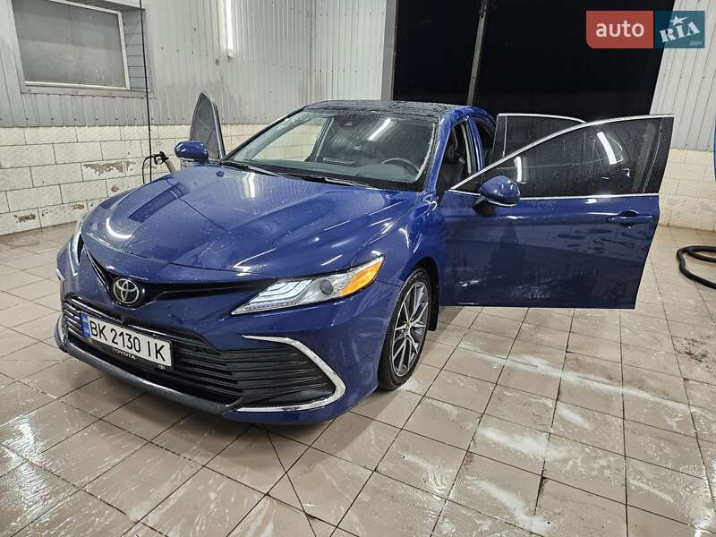 Седан Toyota Camry 2022 в Умані