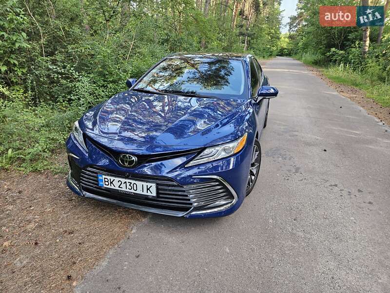 Седан Toyota Camry 2022 в Умані