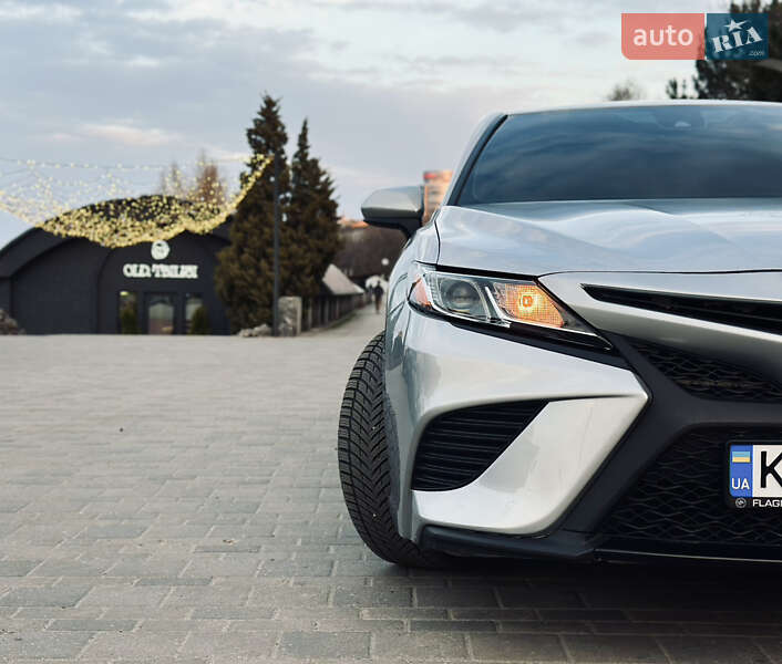 Седан Toyota Camry 2019 в Днепре