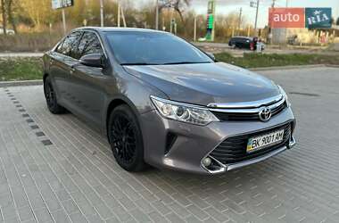 Седан Toyota Camry 2016 в Рівному