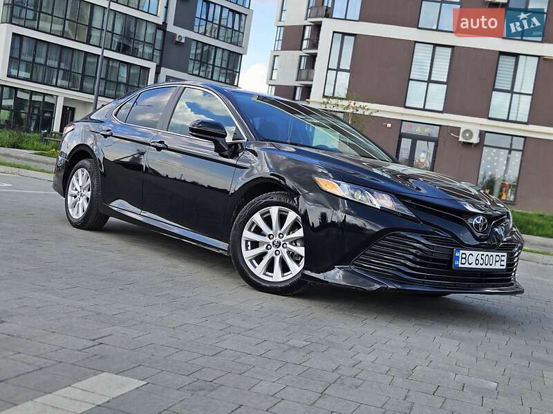 Седан Toyota Camry 2019 в Львові