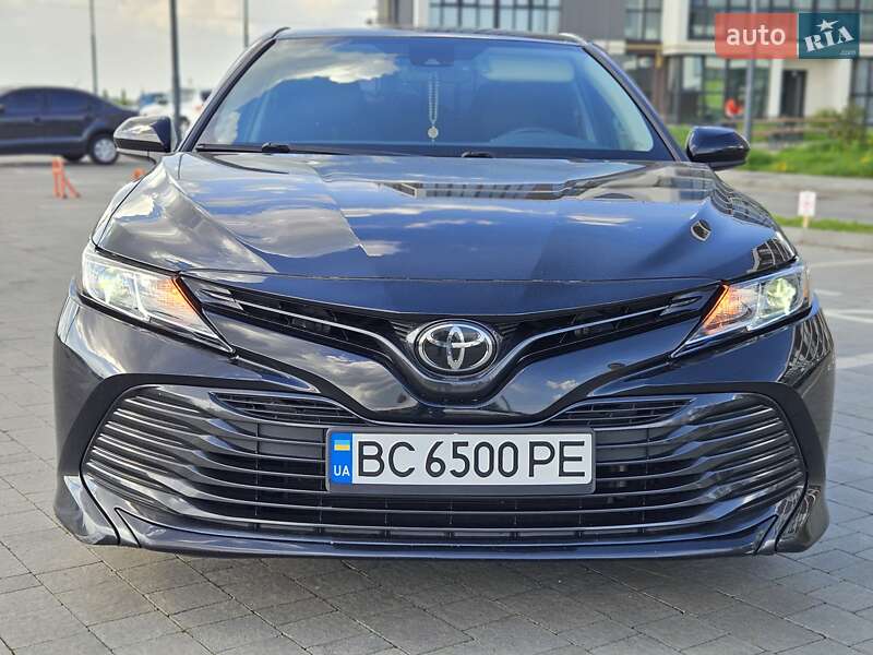 Седан Toyota Camry 2019 в Львові
