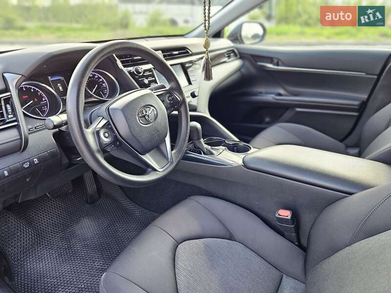 Седан Toyota Camry 2019 в Львові