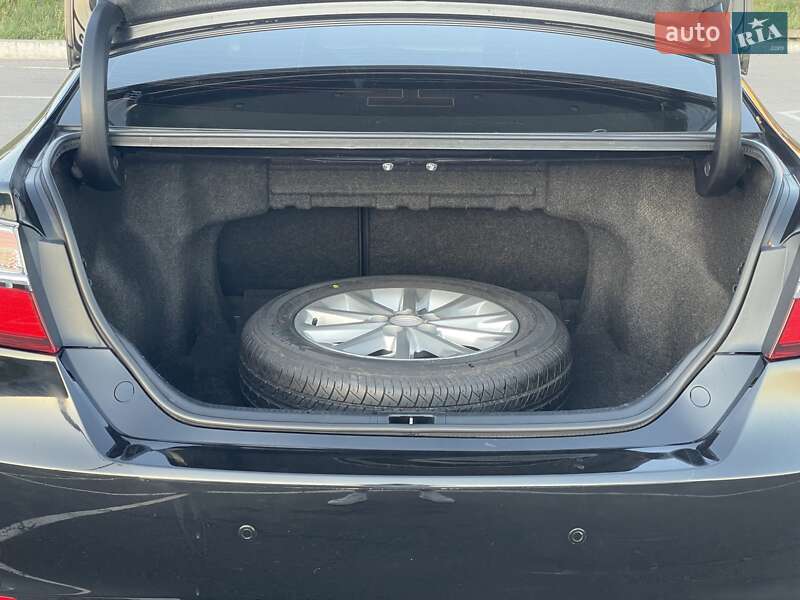 Седан Toyota Camry 2015 в Виннице