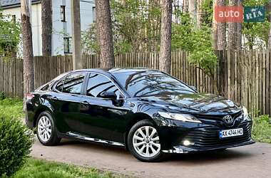 Седан Toyota Camry 2019 в Киеве