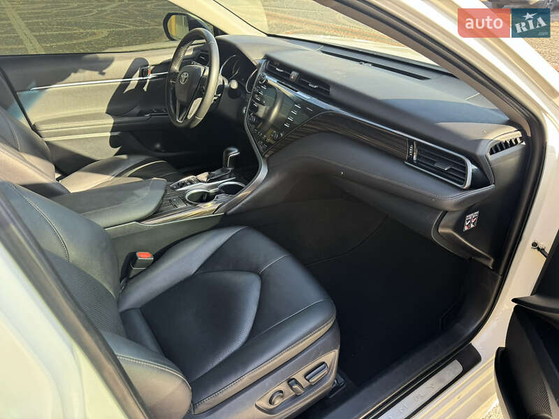 Седан Toyota Camry 2019 в Луцьку
