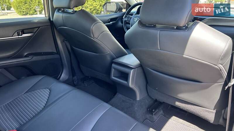 Седан Toyota Camry 2017 в Хмельницком