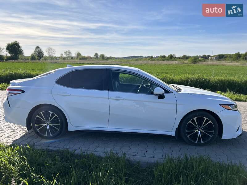 Седан Toyota Camry 2020 в Львове