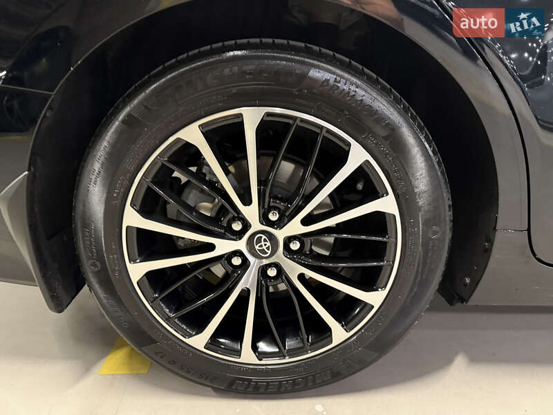 Седан Toyota Camry 2018 в Киеве