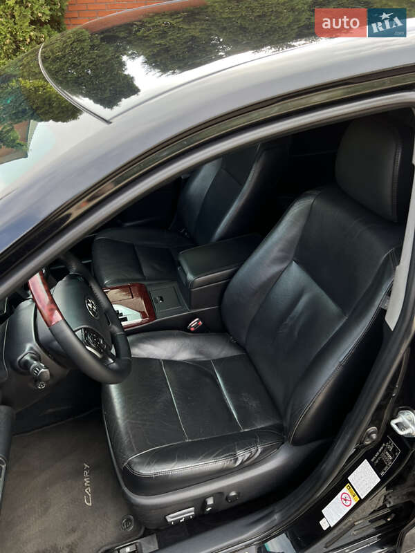 Седан Toyota Camry 2013 в Киеве