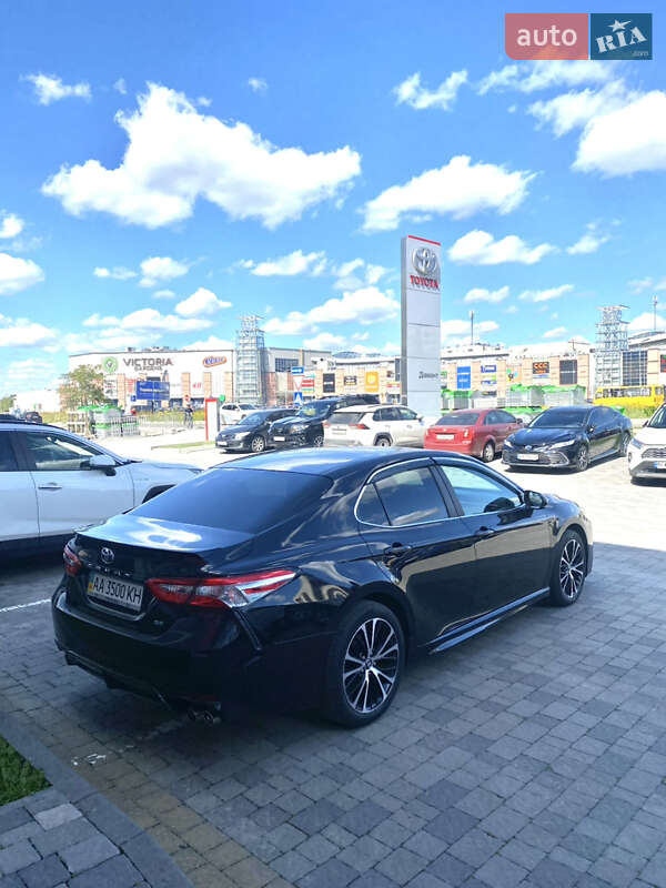 Седан Toyota Camry 2018 в Львове