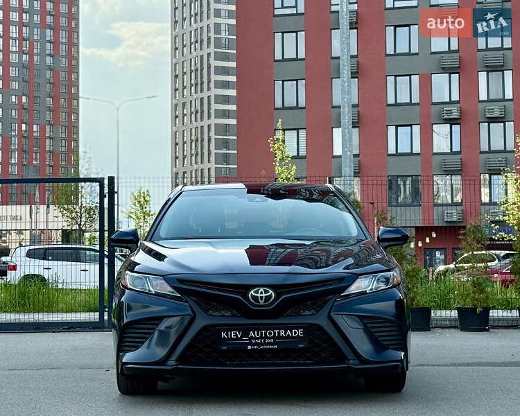 Седан Toyota Camry 2018 в Києві