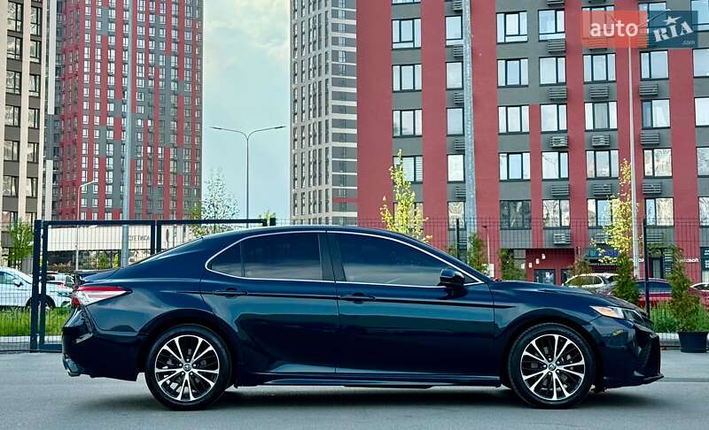 Седан Toyota Camry 2018 в Києві