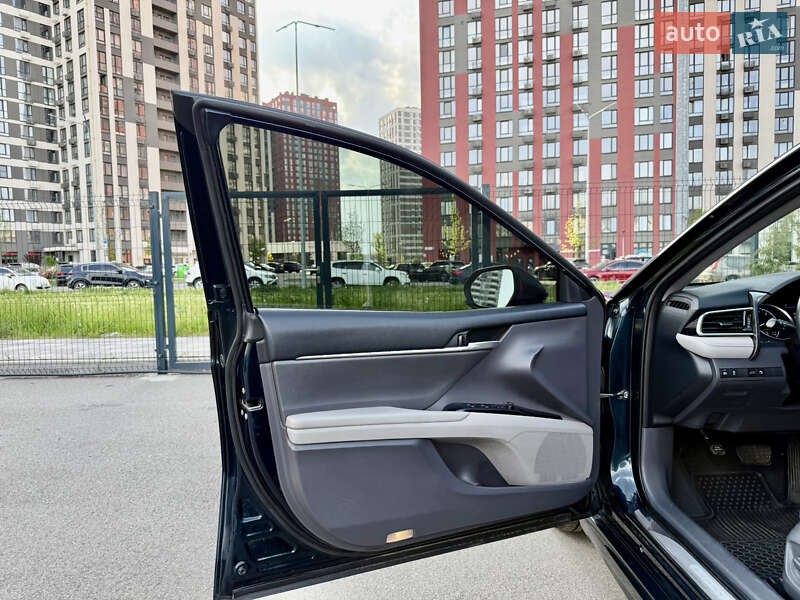 Седан Toyota Camry 2018 в Києві
