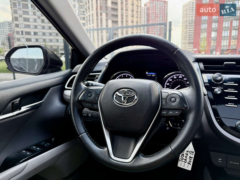 Седан Toyota Camry 2018 в Києві