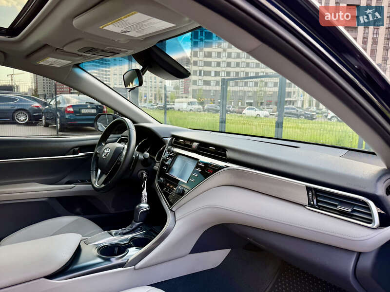 Седан Toyota Camry 2018 в Києві