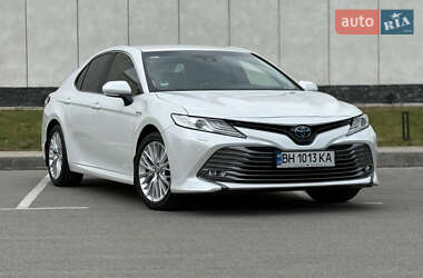 Седан Toyota Camry 2019 в Киеве
