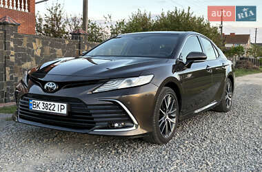 Седан Toyota Camry 2022 в Луцке