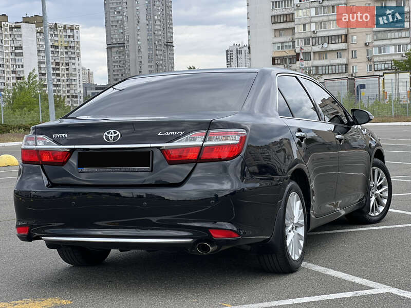 Седан Toyota Camry 2016 в Киеве