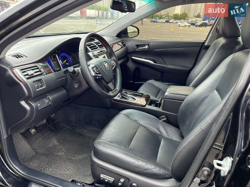 Седан Toyota Camry 2016 в Киеве