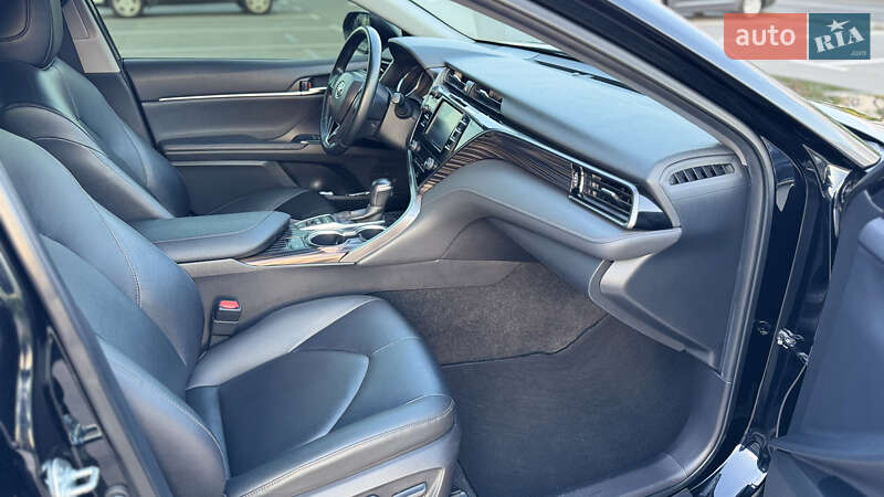 Седан Toyota Camry 2020 в Киеве