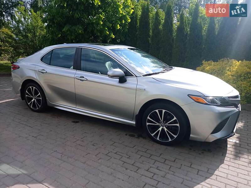 Седан Toyota Camry 2018 в Львове
